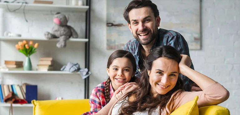 Rodzice z dzieckiem w domu